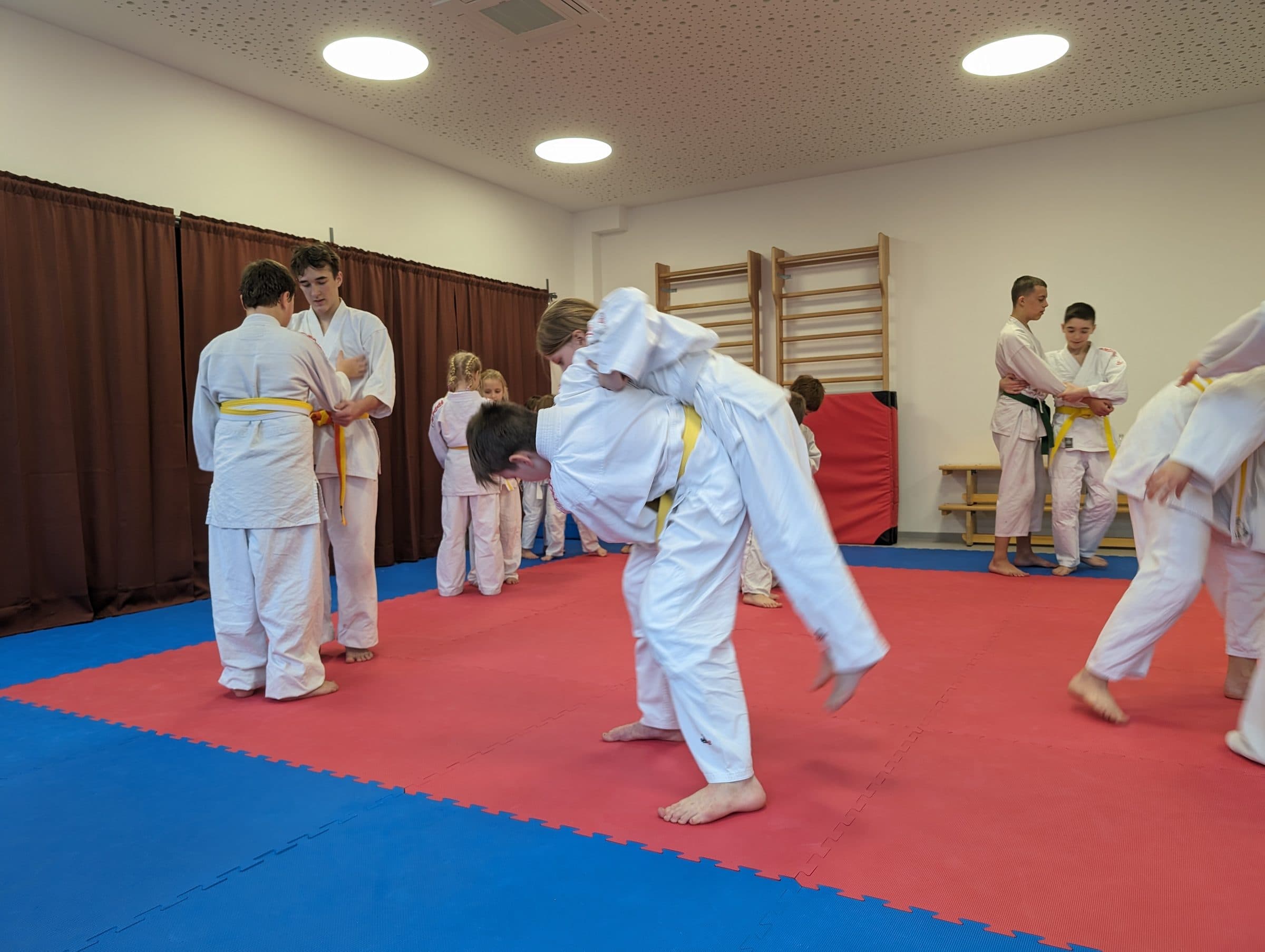 Dramatický hod na judistickém tréninku v dojo školy Pokojný bojovník