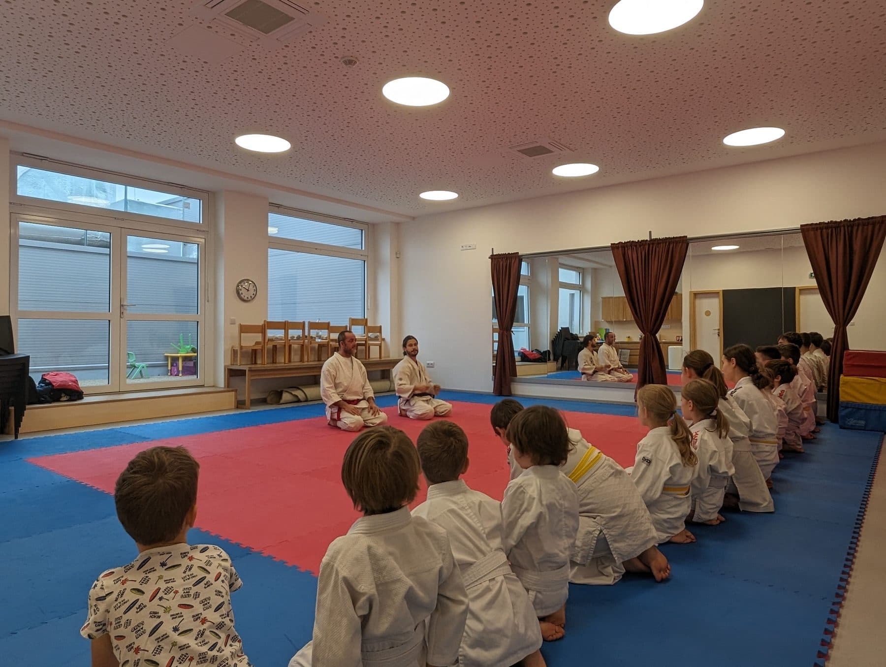 Prázdný tréninkový sál v centru Skipi Letohrad — tatami připravené k tréninku